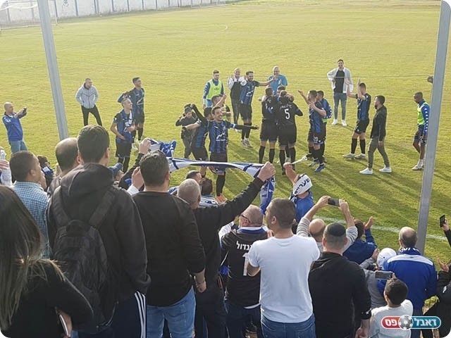 שחקני שעריים חוגגים עם האוהדים