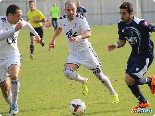 קאדח וגילבט מנסים לעצור את שפשה (צילום: עודד חסין)