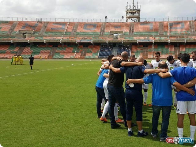 שחקני שתי הקבוצות (עודד עמר)