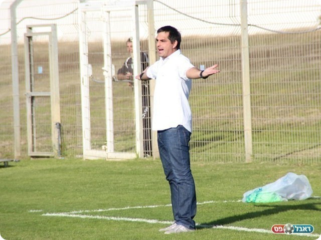 יצליח להוציא את העגלה מהבוץ? מאמן נהריה תומר אסולין (צילום: עודד חסין)