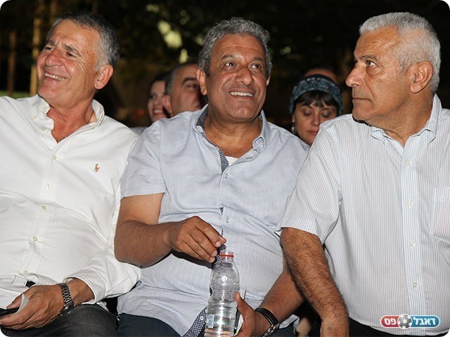 חגיגה לספורט. צרפי (מימין) יצחק הלוי (במרכז) ובונפיל (שלומי גבאי)