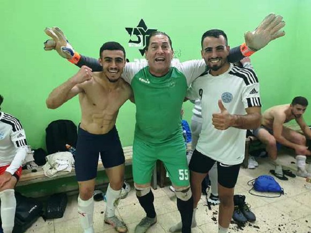 רוצה לחזור לשער. אבי לוי חוגג עם אושר שמקה ומוחמד שדידה