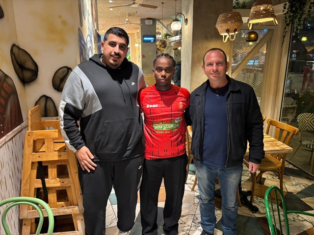 דסטה במעמד החתימה