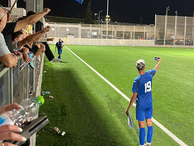 מקבל תמיכה מהילדים ביציעים