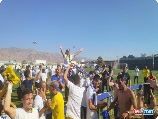 ידעו ימים טובים מאלה. אוהדי אשדוד חוגגים עליה לליגה א' (אביחי דלאל)
