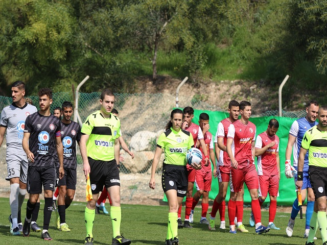 במחצית השניה הפערים באו לידי ביטוי. שחקני הקבוצות טרם המשחק (דאפר מאחמיד)