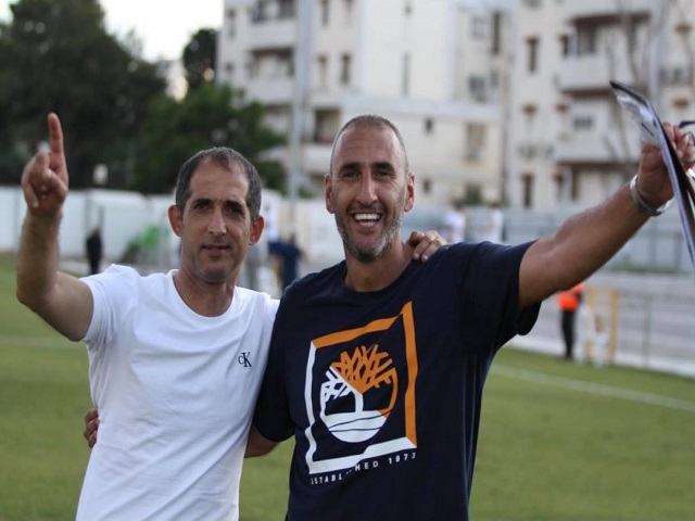 סימנו וי על המטרה. ברכאת ווהב ויו"ר נשר, שלומי פרץ (דאפר מאחמיד)