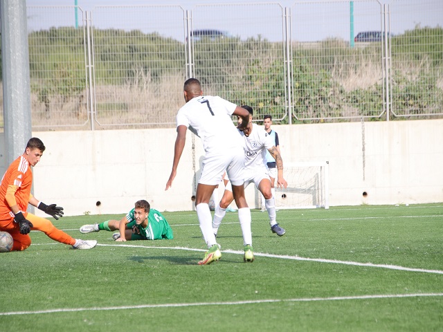 זה שכבש וזה ששמר על רשת נקיה. רוי ברנס מסכל ניסיון הבקעה של גיל חדד (בן מלניק)