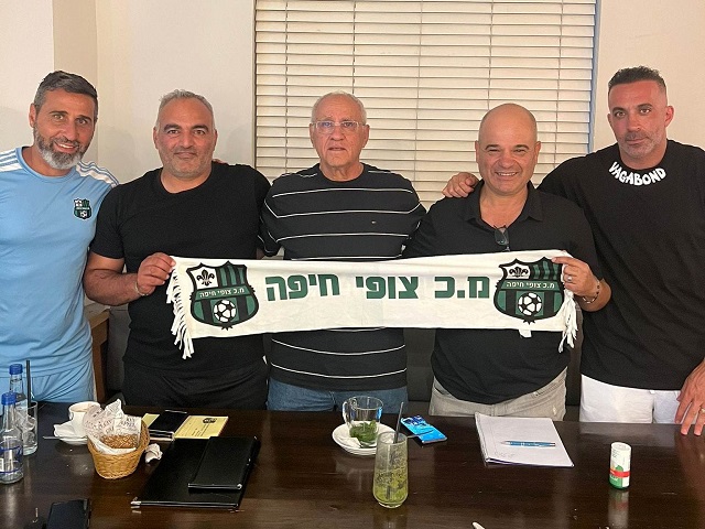 יחגגו עליה בסיום העונה? הצוות הניהולי של צופי חיפה יחד עם חנא פרהוד