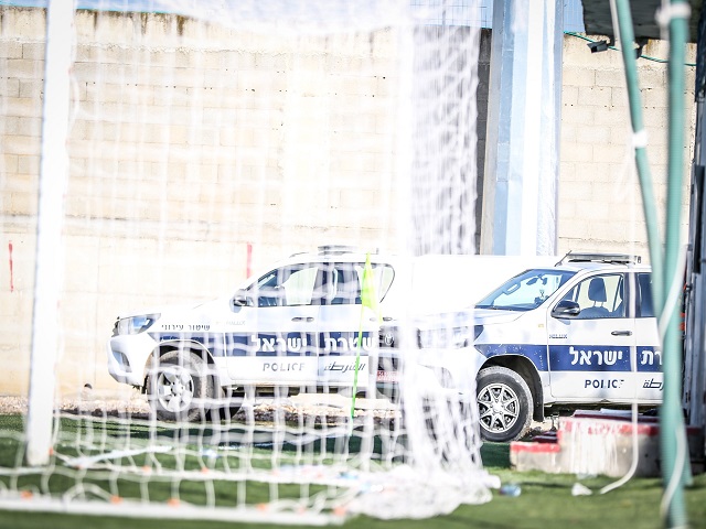 השתלטו על האירוע ומנעו פיצוץ משחק. ניידות המשטרה במגרש בבקה אל גרביה (וואסים מואסי)