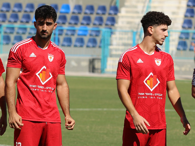 חוזר לכרמיאל מהדלת הקדמית. דיין (מימין) (דאפר מחאמיד)