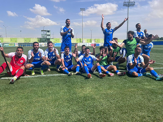 שחקני דימונה חוגגים בסיום (מ.ס דימונה)