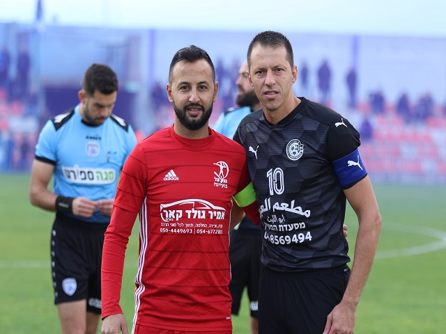 דרבי שעלה ביוקר. הקפטנים של הקבוצות לפני המשחק (דאפר מאחמיד)