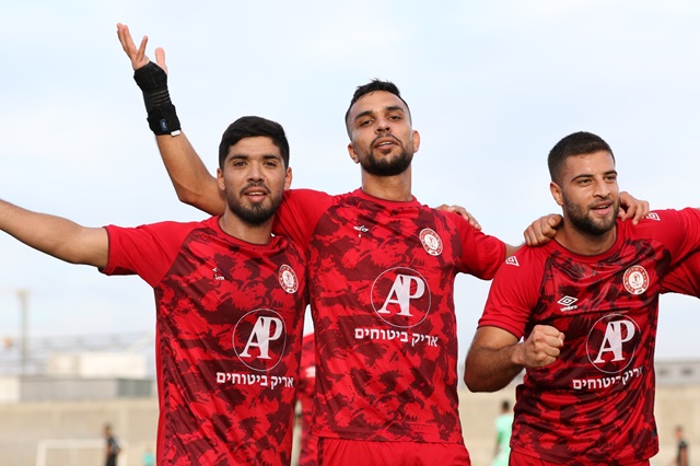 שחקני באקה חוגגים (צילום:וואסים מואסי)