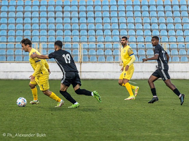 משחקים מאתגרים על הפרק. שחקני מכבי הרצליה והפועל מרמורק (אלכסנדר בוך)