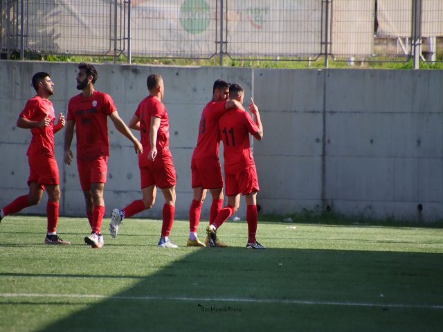 קבוצה שמחה. שחקני הפועל הרצליה חוגגים (בן מלניק)