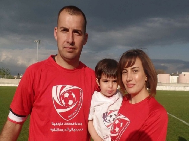 כובש בדרכו שלו. ווג'די אלקיש לצד רעייתו ובנו (ענאן עמאשה)