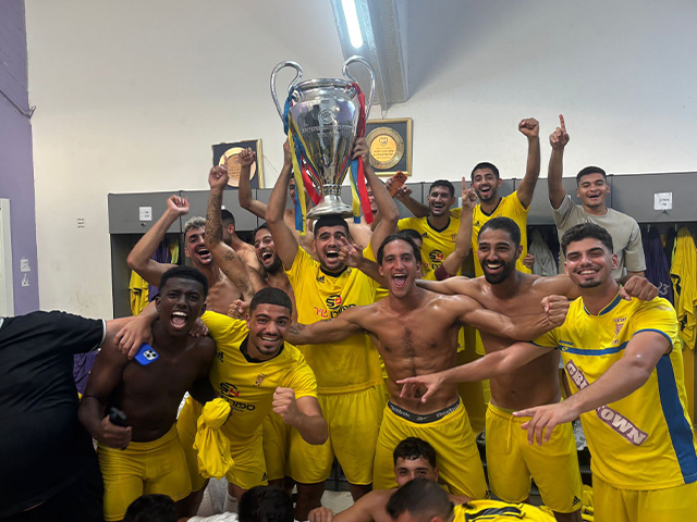 שחקני חולון בסיום המשחק