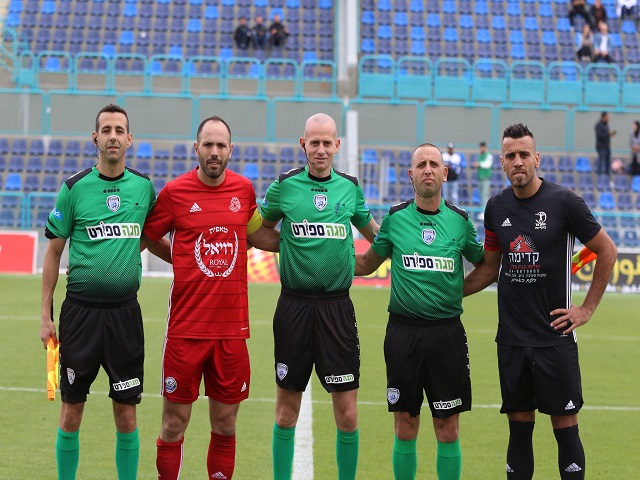 כשעוד הכל היה רגוע. קפטני הקבוצות וצוות השיפוט בראשות עידן לייבה (דאפר מאחמיד)