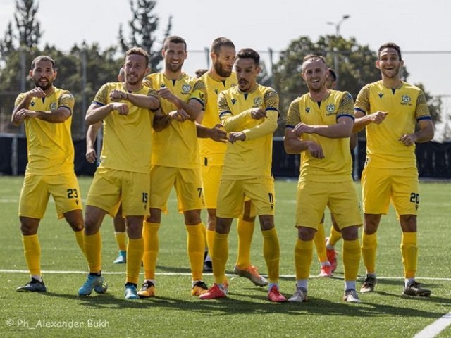 בהחלט סיבה למסיבה. שחקני מכבי הרצליה חוגגים (אלכסנדר בוך)