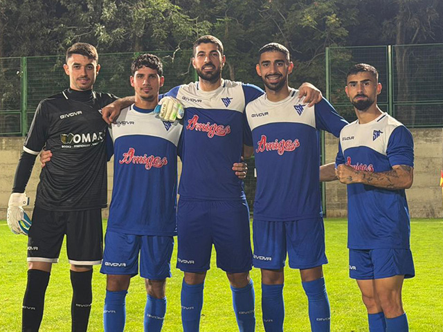 שני נציגים לטירה. כהן (האחרון מימין) וחאג' יחיא (במרכז) (דאפר מחאמיד)