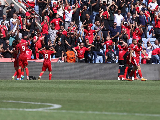 שחקני טירה חוגגים עם האוהדים (דאפר מחאמיד)