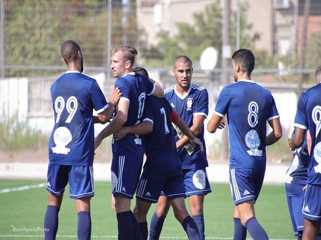 עונה שהתחילה טוב יותר, מאיך שהסתיימה. שחקני חולון חוגגים (בן מלניק)