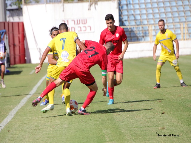 כיצד תשפיע תוצאת המשחק האחרון עליהם? שחקני ירמיהו חולון והפועל הרצליה (בן מלניק)