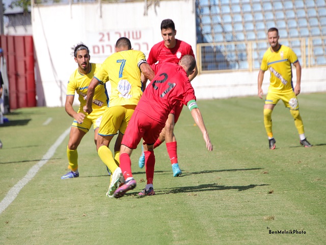 לא צפויים ללקק דבש. שחקני הרצליה במפגש האחרון מול ירמיהו חולון (בן מלניק)