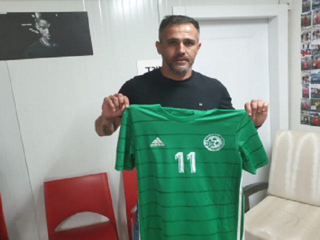 נשאר בירוק. מהראן לאלה עם חולצת מכבי עוספייה