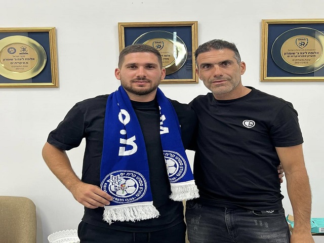סמל במועדון. איתי מגל לצידו של המאמן, אורן פלאש (מדיה מ.ס קרית ים)
