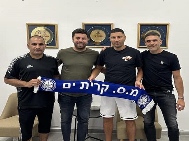 ממשיכים ביחד. מוטי קדוש במעמד החתימה לצידם של אורן פלאש והנהלת קרית ים (מדיה מ.ס קרית ים)