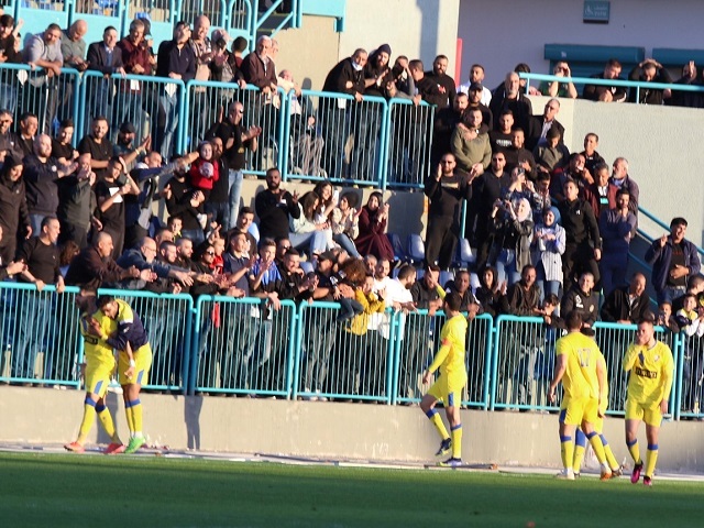 כמעט וחגגו גם בסיום. שחקני אום אל פאחם והאוהדים (דאפר מאחמיד)