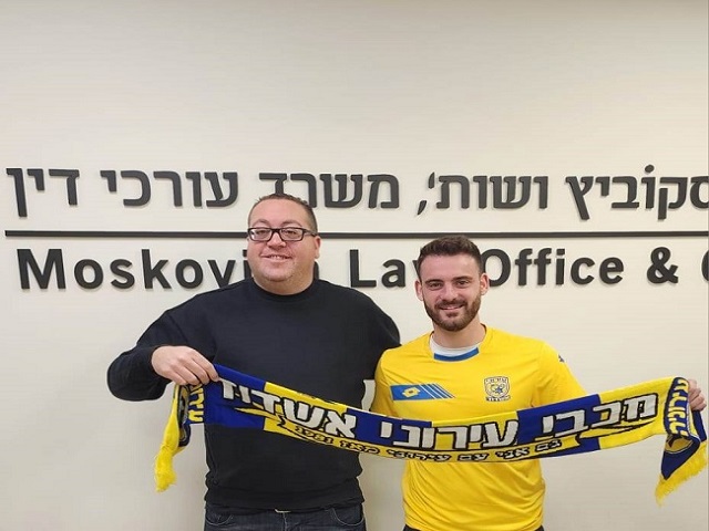 דור מוסקוביץ לצידו סוכנו, גיא וייס