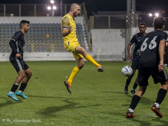 גם הוא לא הצליח לנצח אותם במשחק שנערך בהרצליה. עידו אקסברד מול שחקני מרמורק (אלכסנדר בוך)