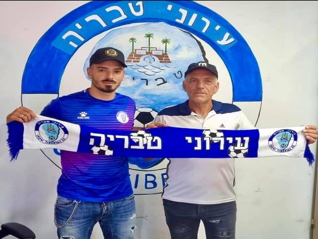 שחקן המפתח של עירוני טבריה. הקפטן אופיר מזרחי במעמד החתימה (מדיה עירוני טבריה)