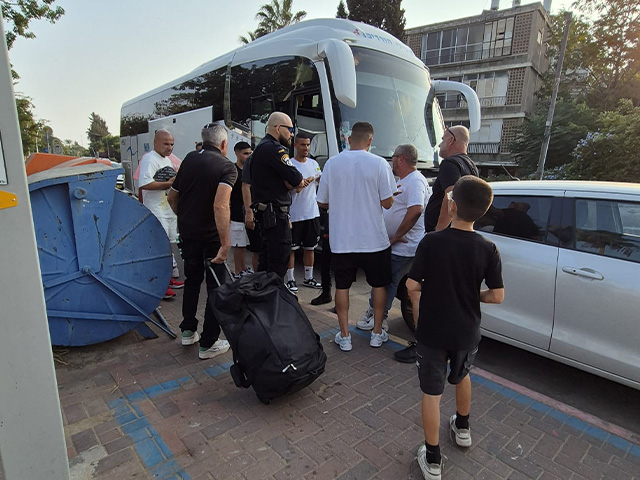 המשטרה מעכבת את האוטובוס של דימונה