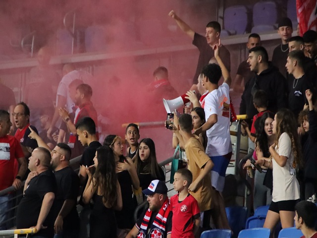 רגעים של אושר. אוהדי נוף הגליל ביציע (בן מלניק)