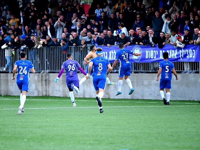 כמה קשה - ככה מתוק. שחקני קריית ים חוגגים עם האוהדים (עדי דטליס)