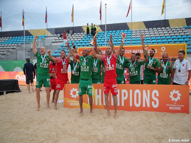 אימפריה. שחקני כפר קאסם מניפים את הגביע הנכסף (איהם אנואר ג'בארין)