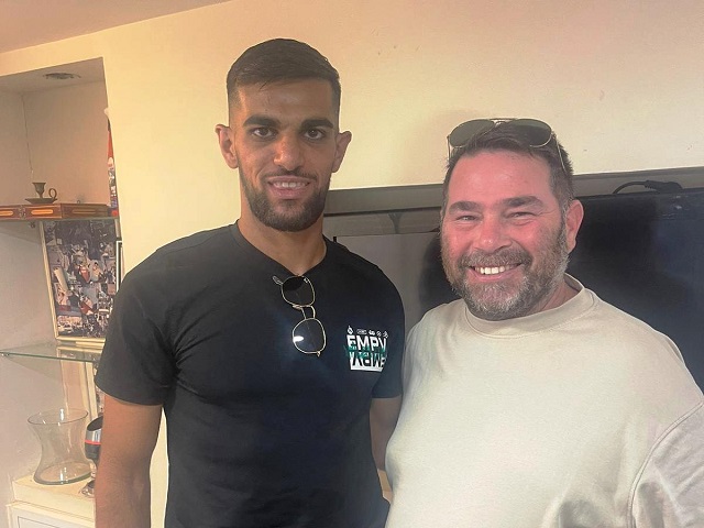 גם הוא ברשימת החותמים. מוחמד אבו שנב לצד סוכנו, עידו קרן