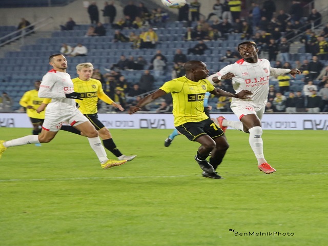 הגנה טובה היא מפתח להישארות בליגה. שחקני ההגנה של כפר קאסם במשחק הגביע מול בית"ר ירושלים (בן מלניק)