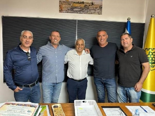 יוצאים לדרך משותפת. ניר קלינגר במעמד החתימה (צילום: דוברות עיריית דימונה)