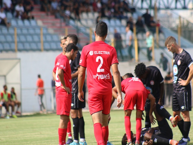 צפוי להיות קשוח גם היום. שחקני רעננה ובקה במשחק הליגה בסיבוב הראשון (דאפר מאחמיד)