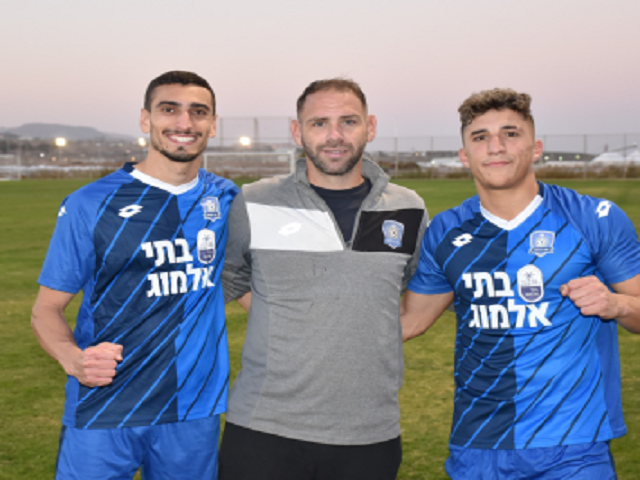 ההפתעה של המחזור. שבתאי טסל לצד שחקניו (רון בלומנטל- RB PHOTOGRAPHER)