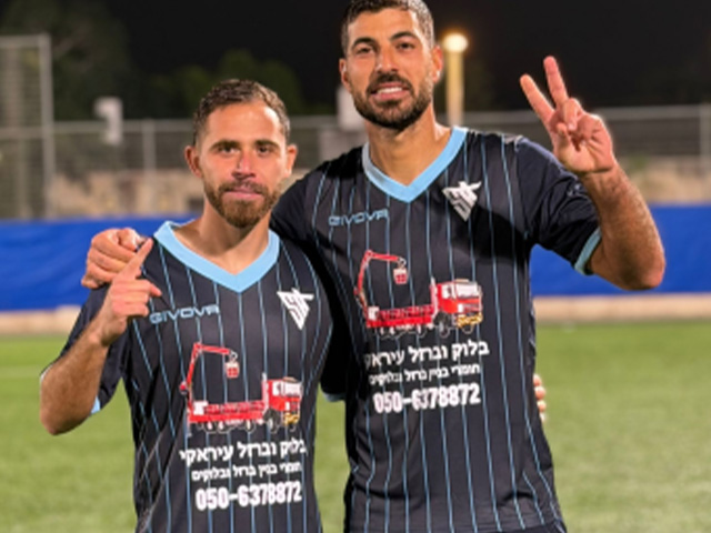 שני נציגים לטירה. דהדי (משמאל) וחאג' יחיא