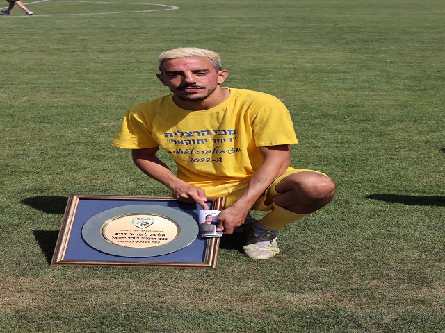 גם ברגע הכי משמח, לא שכח את חברו. תום מדהלה יבדל"א וצלחת האליפות